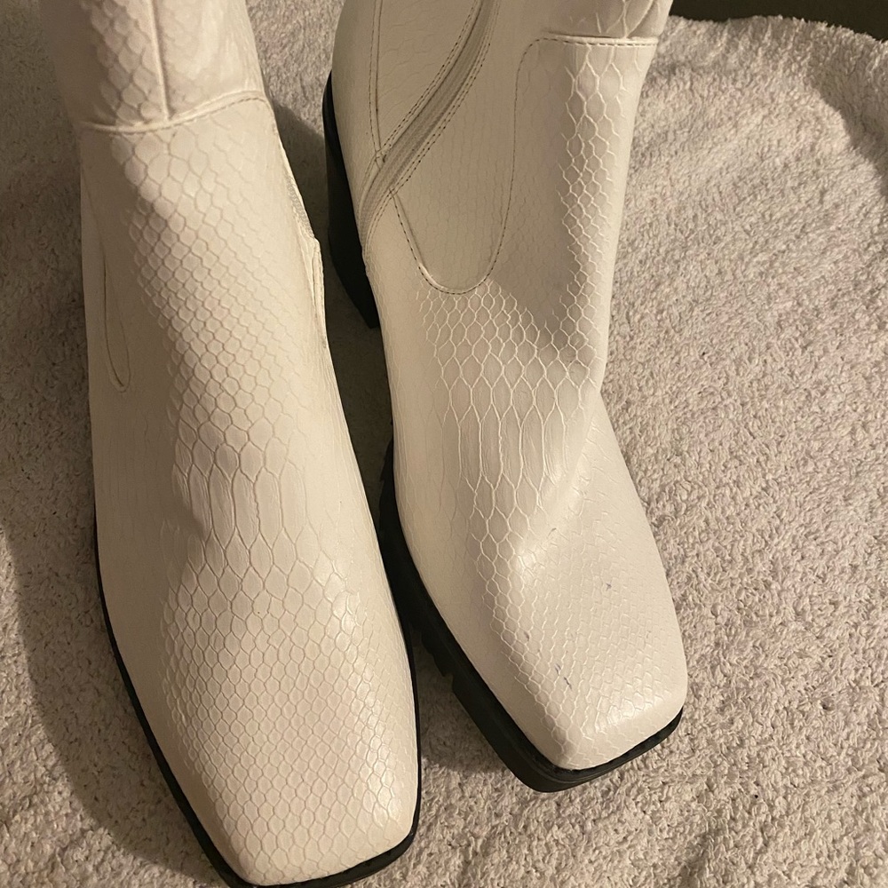 New chunk heel snake boots